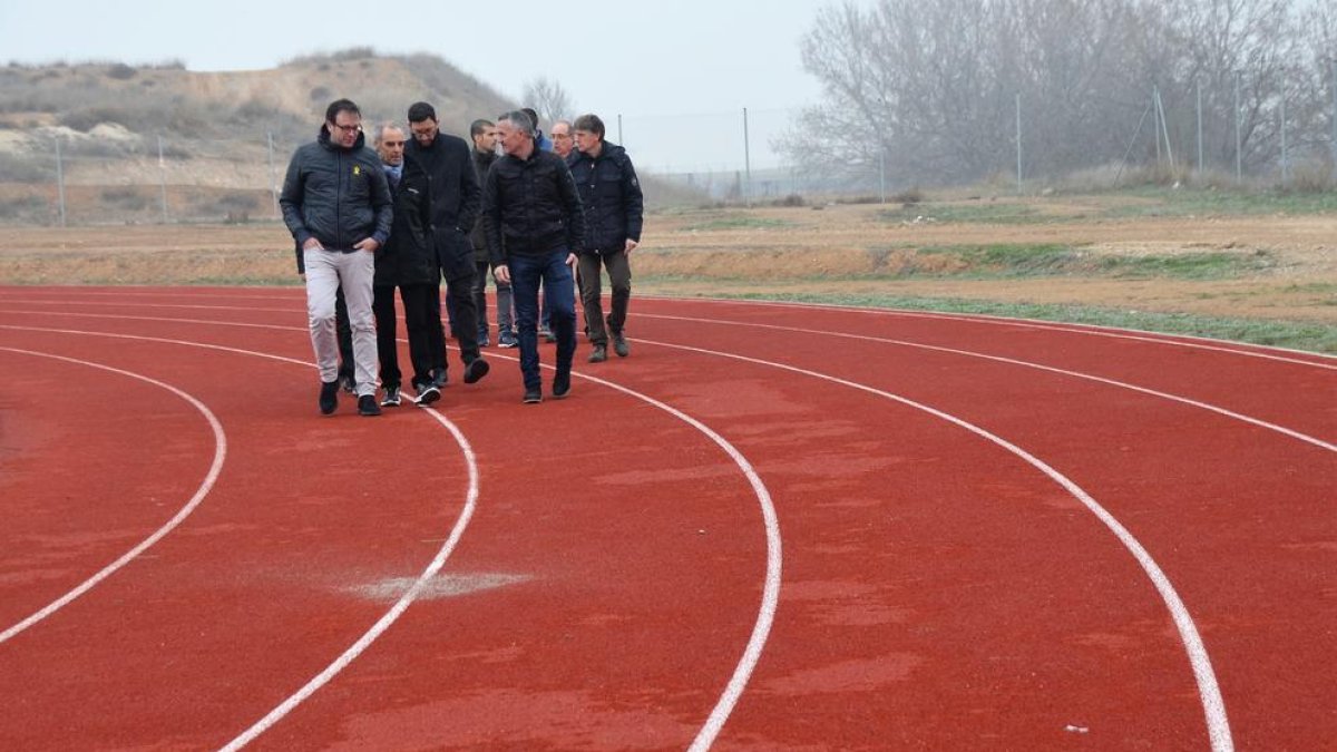 El alcalde de Mollerussa, Marc Solsona, junto con el resto de autoridades, en la pista de atletismo.