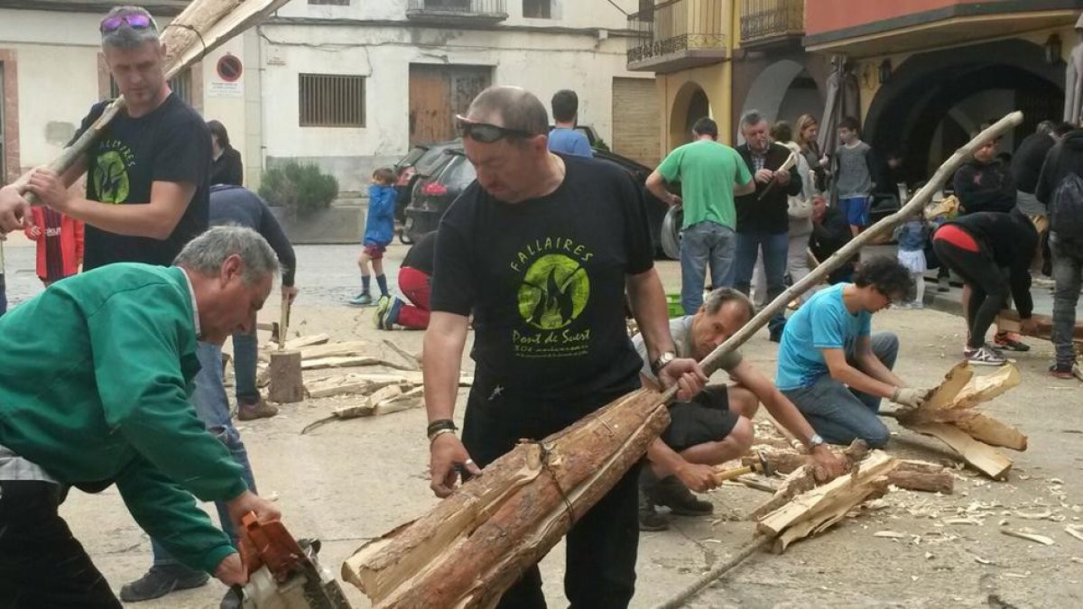 Taller de elaboración de las ‘falles’, ayer en El Pont de Suert. 