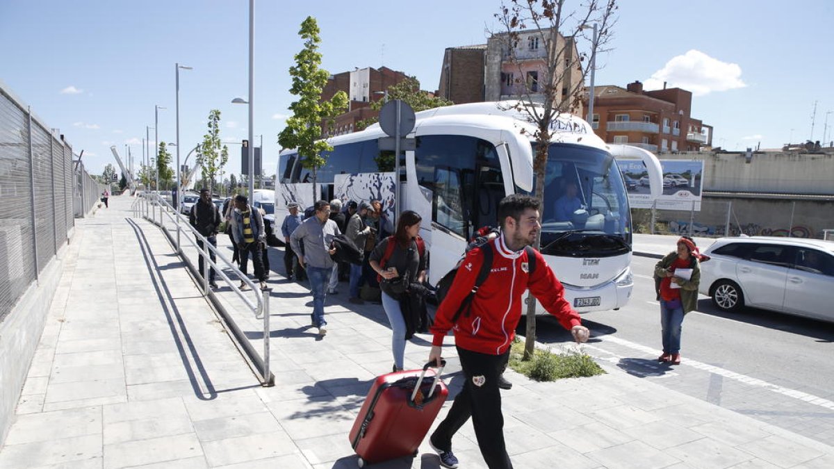 Els passatgers del tren de l’R-14 que van haver de fer transbord a Montblanc per arribar a Lleida.