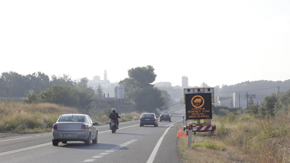 Un camión en el peaje de la AP-2 en Les Borges Borges tras abandonar la N-240.