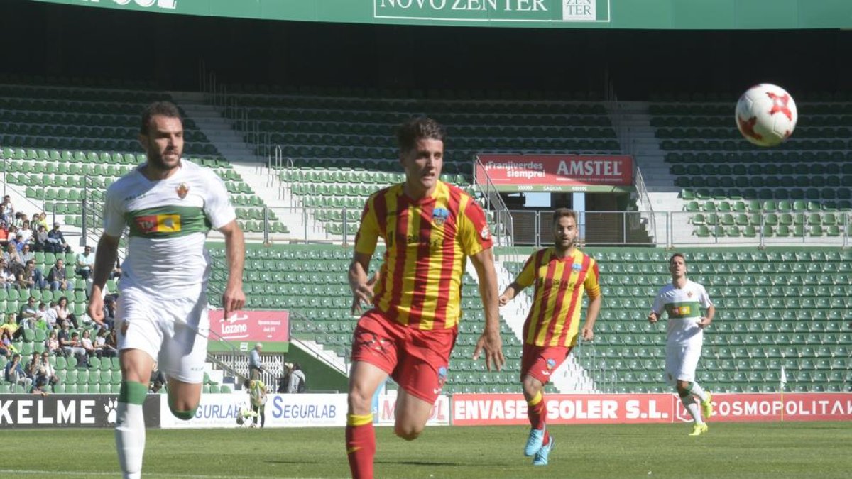 Juanto Ortuño, en una acción del partido que el Lleida jugó el domingo en Elche.