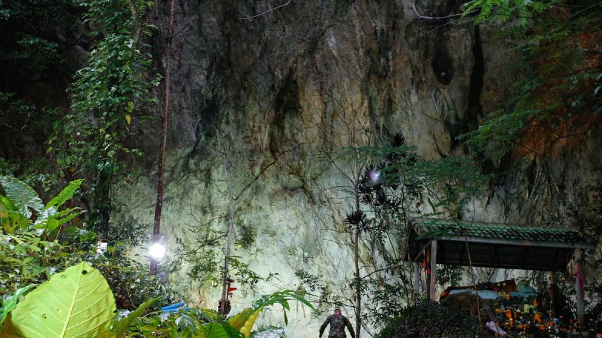 Funcionarios y miembros de las fuerzas militares tailandesas participan en la operación de búsqueda y rescate de un equipo de fútbol desaparecido en la cueva Tham Luang, en el Parque Forestal Tham Luang Khun Nam Nang Noon, en la provincia de Chiang Rai, (Tailandia).