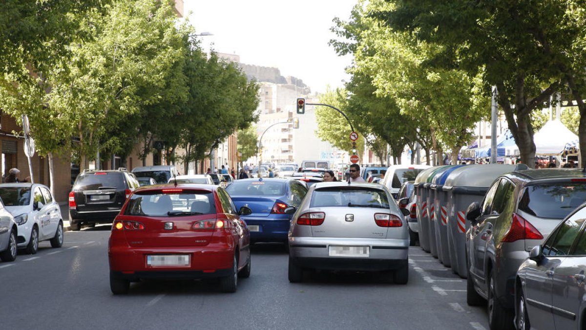 Diversos cotxes en doble fila al carrer Comtes d’Urgell als voltants del mercadillo de Pardinyes, ahir.