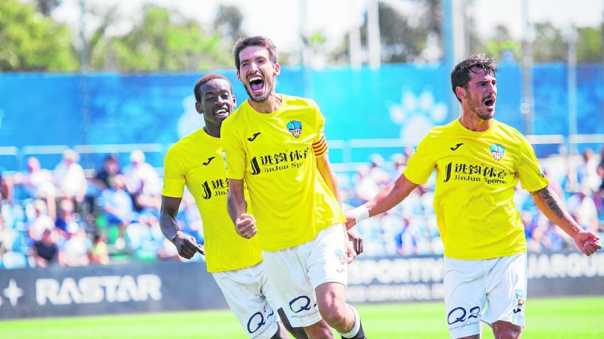 Álex Albístegui celebra amb eufòria el gol de l’empat a l’Espanyol B, davant la presència dels seus companys Mousa i Joan Oriol.