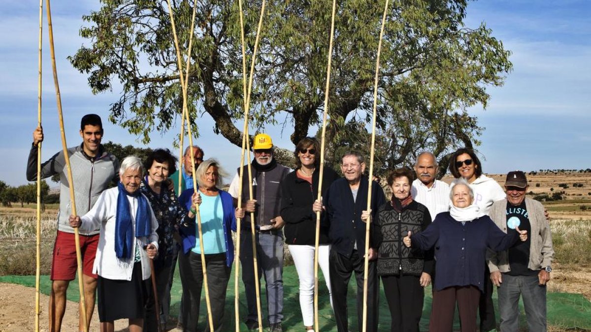Foto de familia de los usuarios de la residencia geriátrica de Guissona y los organizadores del proyecto. 