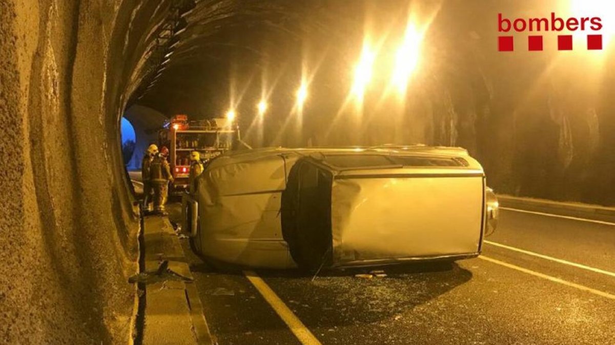 Imagen de un vehículo que volcó ayer tras un accidente en un túnel de la C-13 en Talarn.