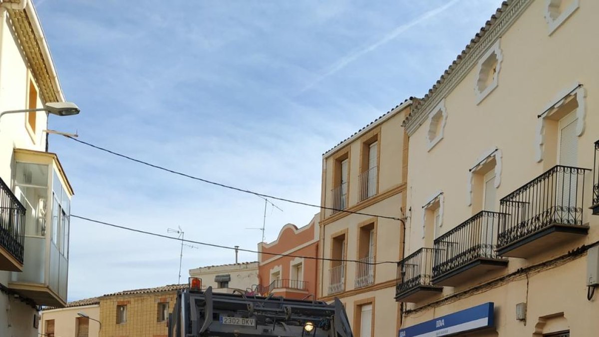 Operarios de Sorigué recogieron ayer cartón y papel del Segrià. En la foto una de las calles de Puigverd.