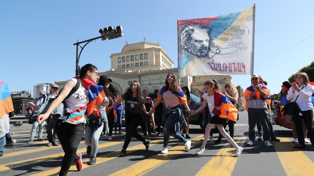 Opositores armenios bloquean una calle de Ereván en favor de su líder, Nikol Pashinián.