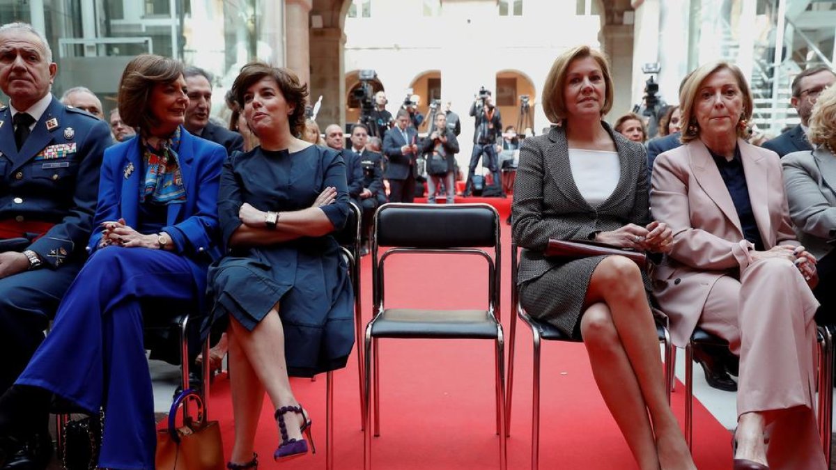 La vicepresidenta (e) i la ministra de Defensa (d) al costat de la cadira buida del president en funcions.