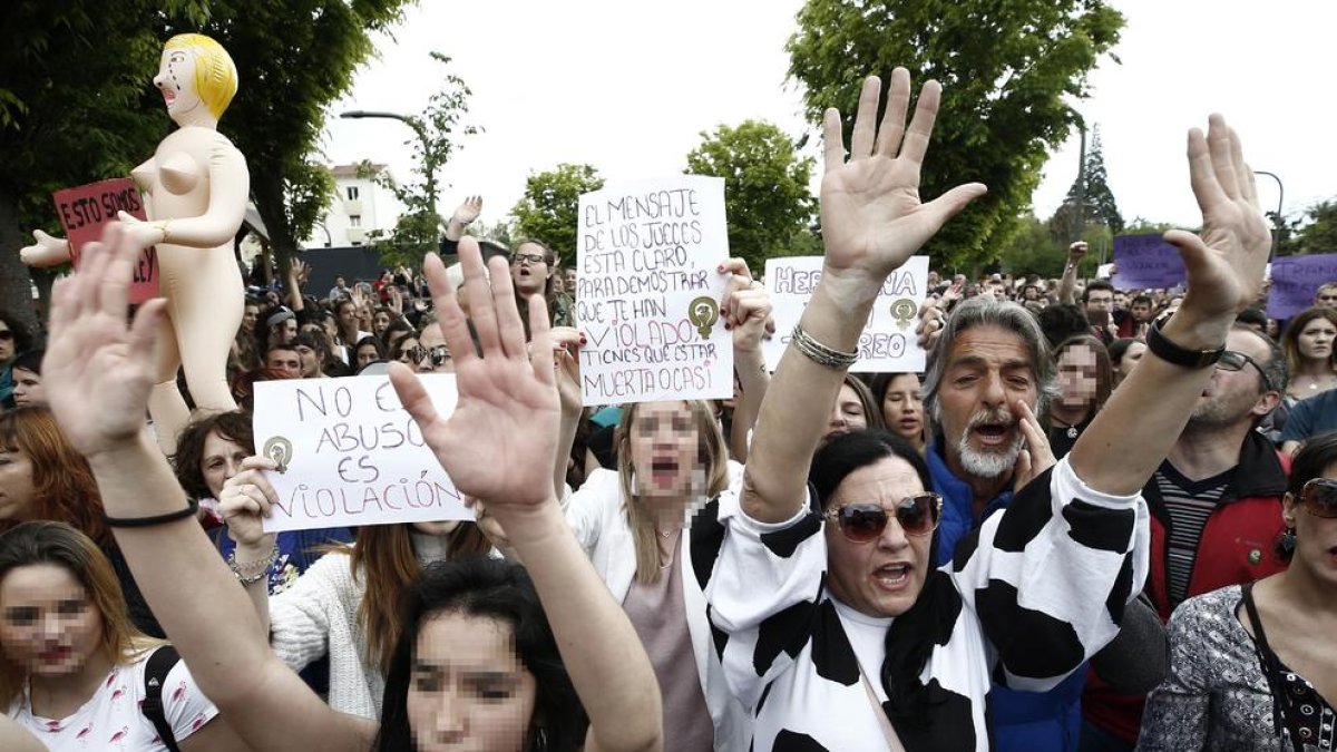 Protesta contra la condena a “La Manada”, el viernes en Pamplona.