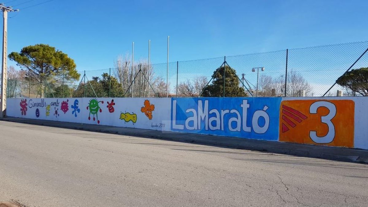 El alcalde de Gimenells critica TV3 por un mural de La Marató