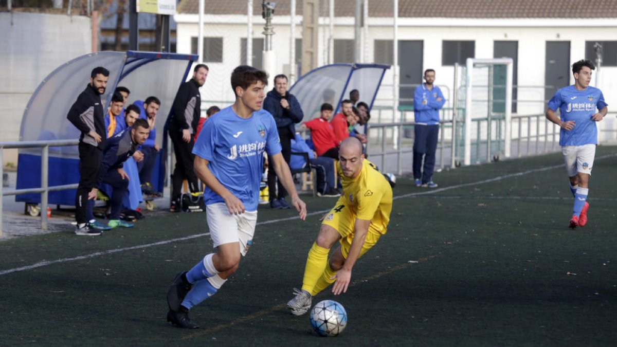 Un jugador del Lleida se deshace de su contrincante en una jugada del encuentro.