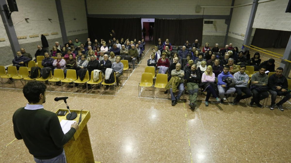 El alcalde, Dante Pérez, expuso su oferta a los concejales ante cerca de un centenar de personas. 