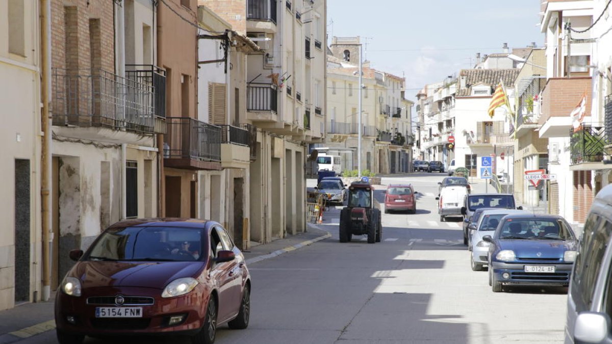Imagen de vehículos circulando por una calle de Alcoletge.