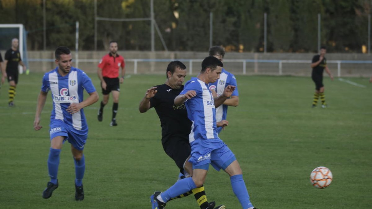 Un jugador del Vilanova pressiona un altre del Torregrossa en una acció del partit d’ahir.
