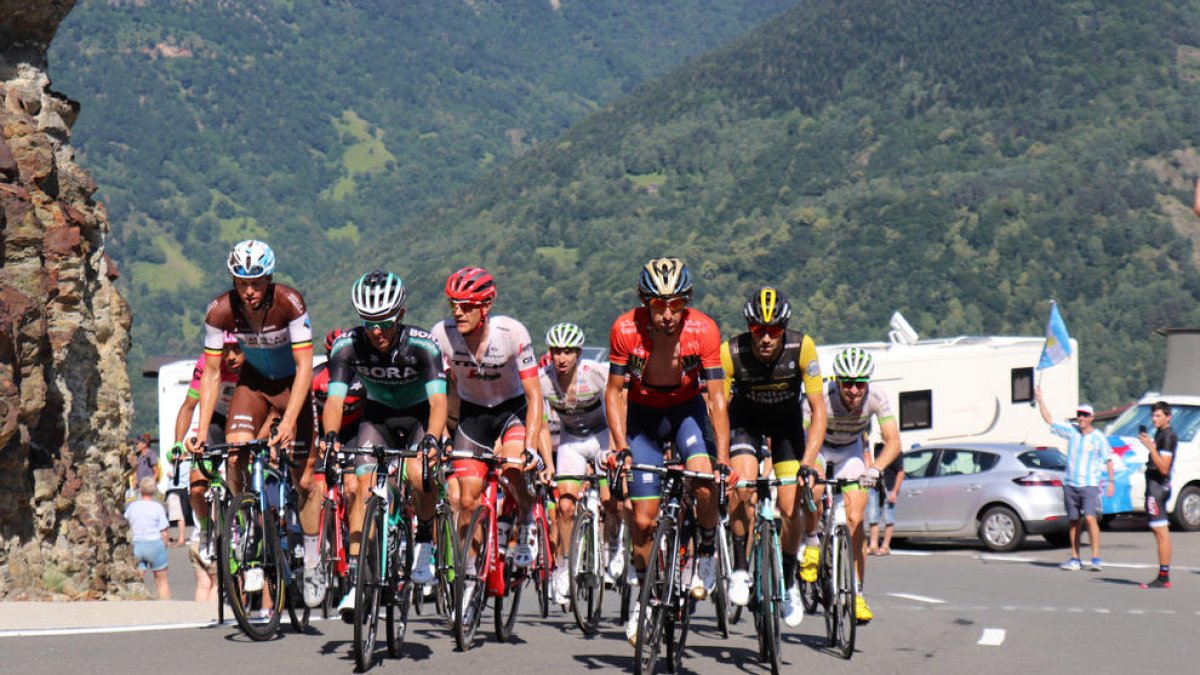 Un grupo de ciclistas durante paso del Tour por tierras aranesas el pasado 24 de julio.