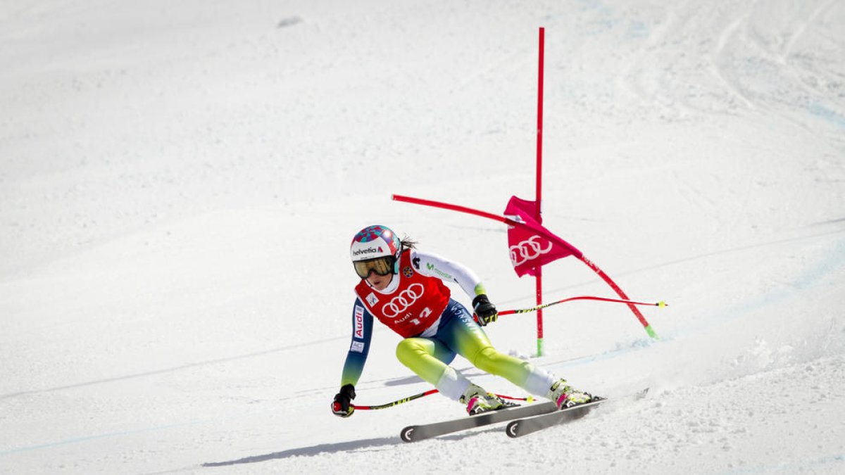 L’esquiadora del CAEI Júlia Bargalló, durant el supergegant disputat ahir a Sierra Nevada.