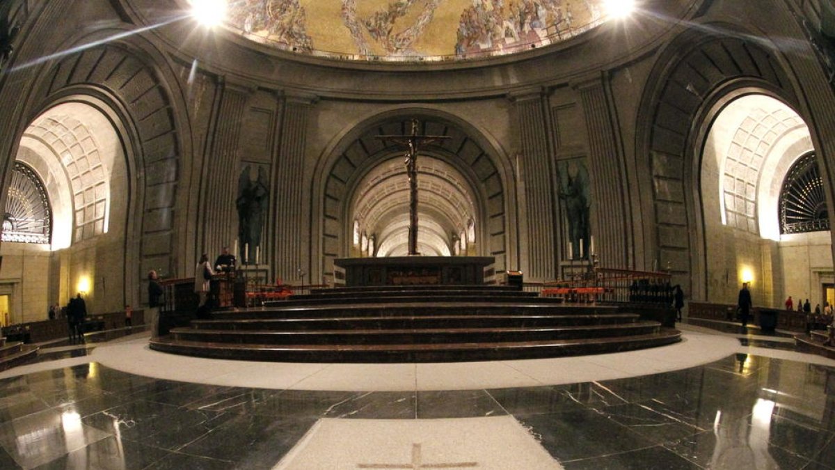 Imatge de l’interior de la basílica del Valle de los Caídos i de la tomba de Francisco Franco.