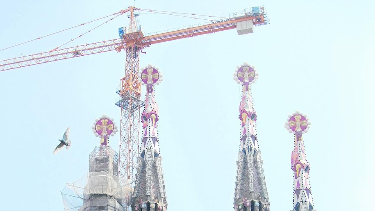 Vista de la cruz ya instalada en la fachada de la Pasión del templo. 