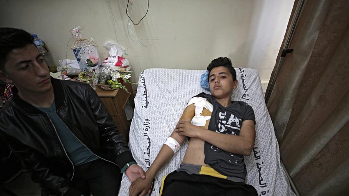 Un joven palestino hospitalizado en Gaza, ayer.