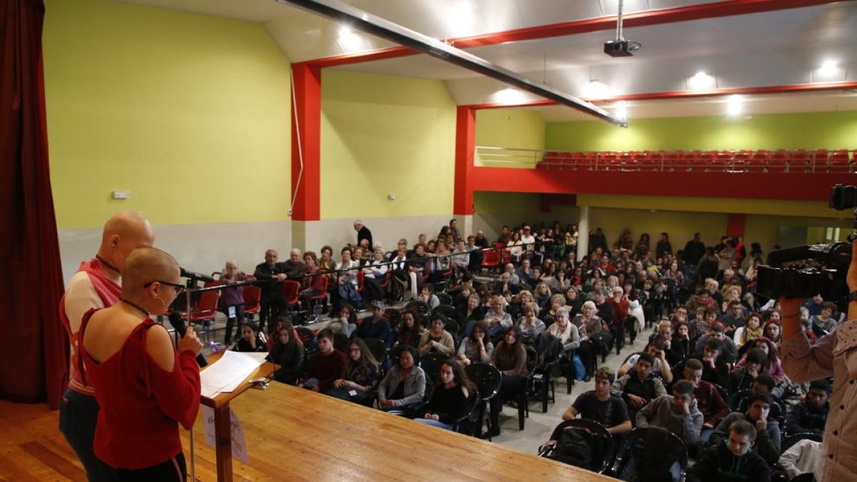 L’Ingrid, acompanyada de la Sara, una altra jove lleidatana amb càncer, durant les paraules que va adreçar als participants a l’esdeveniment.