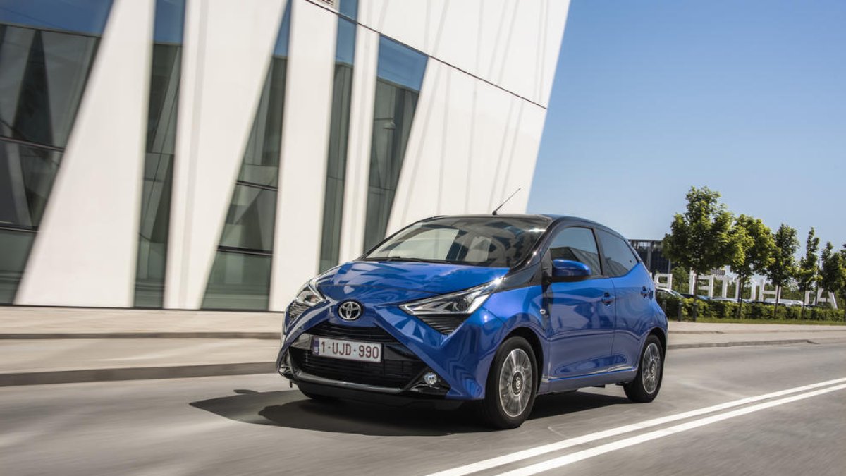 Toyota Espanya llança el Aygo x-clusiv,  que es distingeix pel seu exclusiu color de carrosseria i abundant equipament.