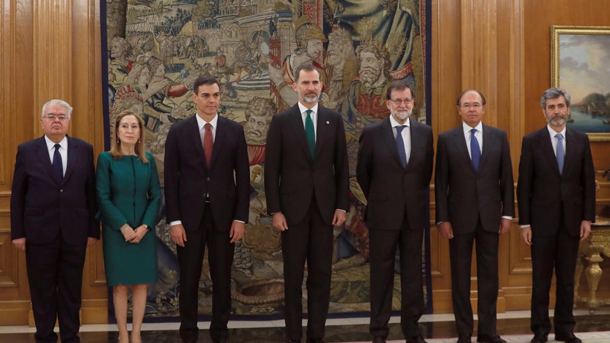 El president del Constitucional, Ana Pastor, Pedro Sánchez, el rei, Mariano Rajoy, Pío Escudero i el president del Tribunal Suprem.