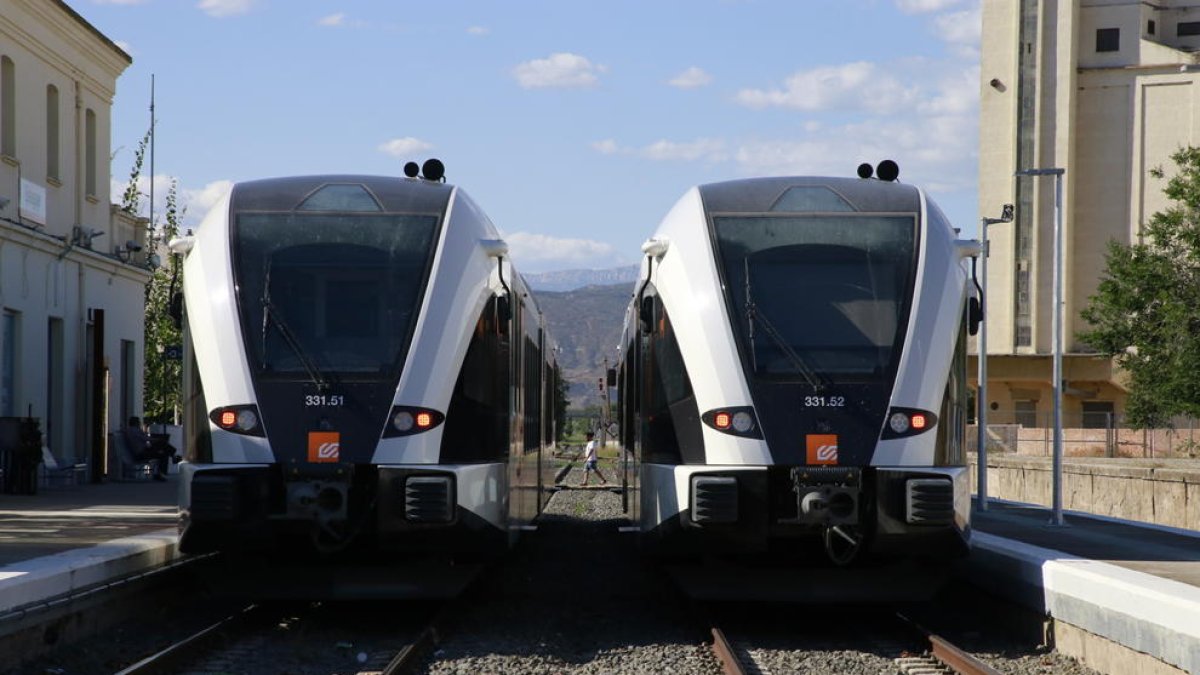 Los dos convoys del tren de La Pobla estacionados en Balaguer.