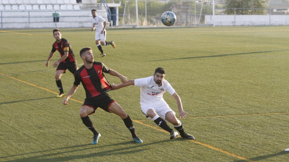 Una acción del partido de ayer entre el Borges y el Reus B Cambrils.