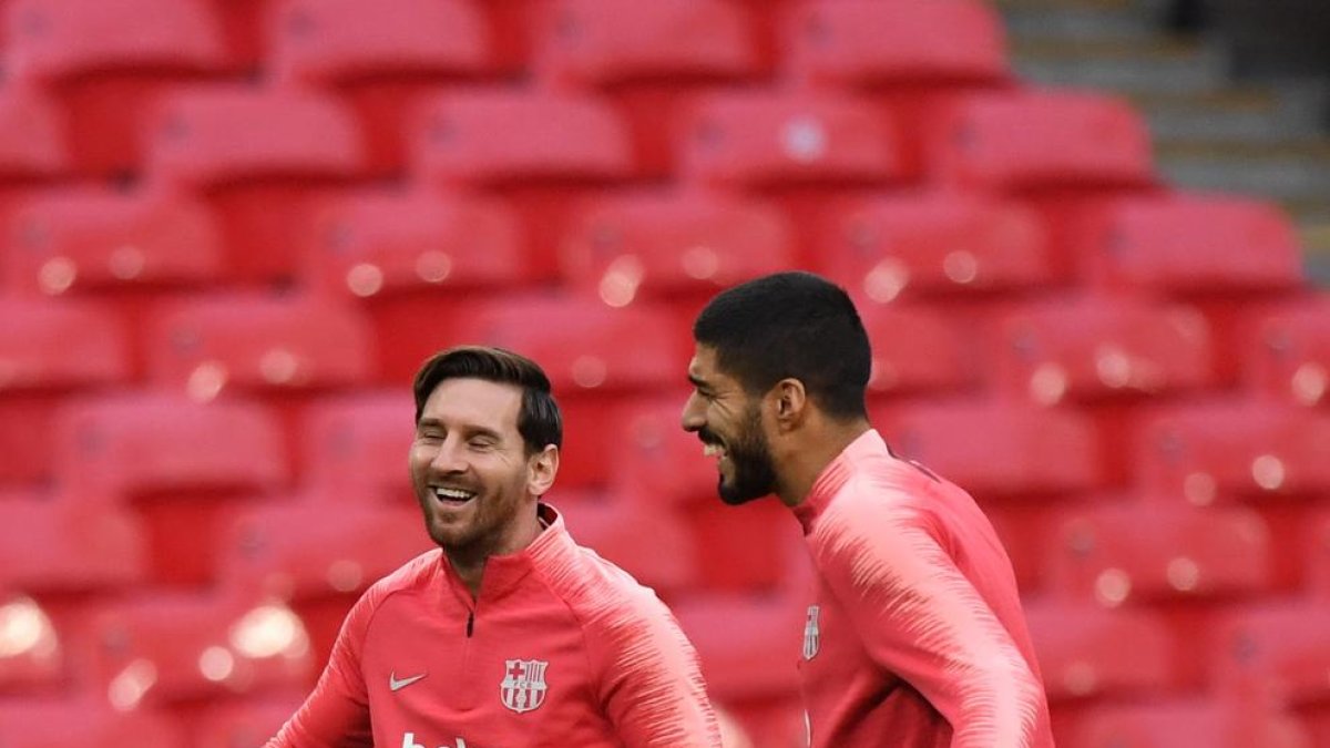 Leo Messi y Luis Suárez durante el entrenamiento en Wembley.