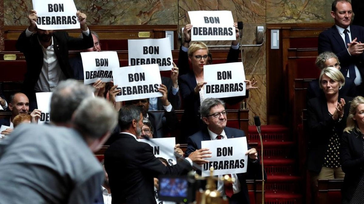 Diputados galos le desean un “hasta nunca” a Valls en París, ayer.