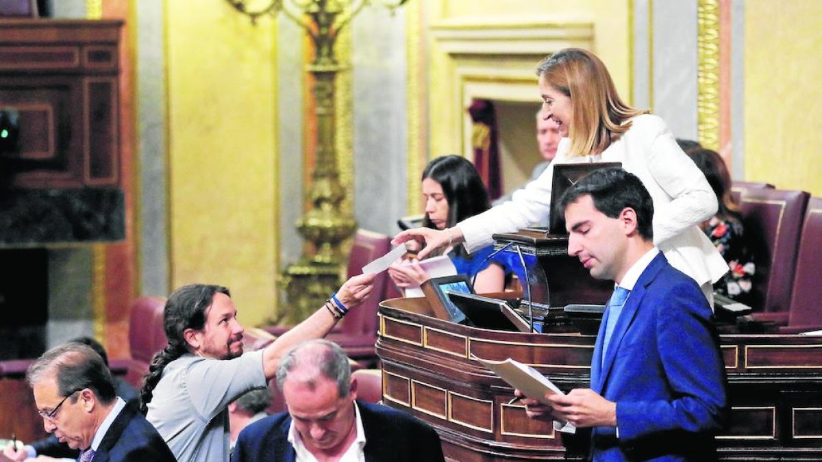 El líder de Podem entrega el vot a la presidenta del Congrés.