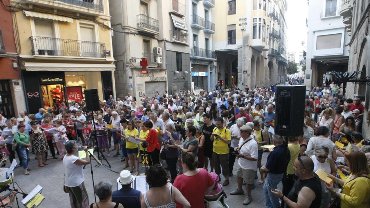 Uns dos-cents cantaires van demanar ahir a Lleida la llibertat dels presos.