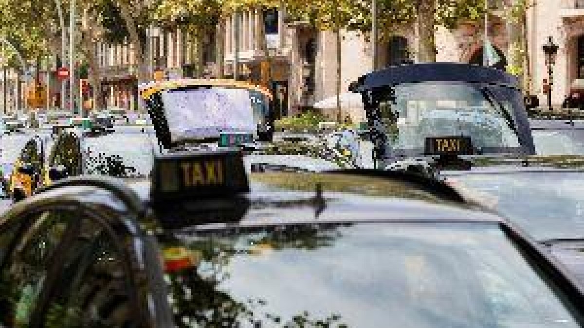 Els 1.500 taxis que ocupen la Gran Via tallen el trànsit al Passeig de Gràcia