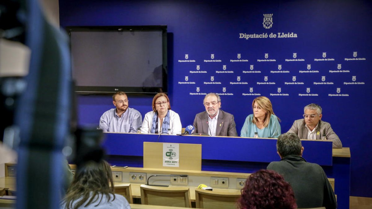 Gerard Sabarich, Rosa Maria Perelló, Rosa Pujol y Jordi Latorre junto a Reñé (centro) ayer.