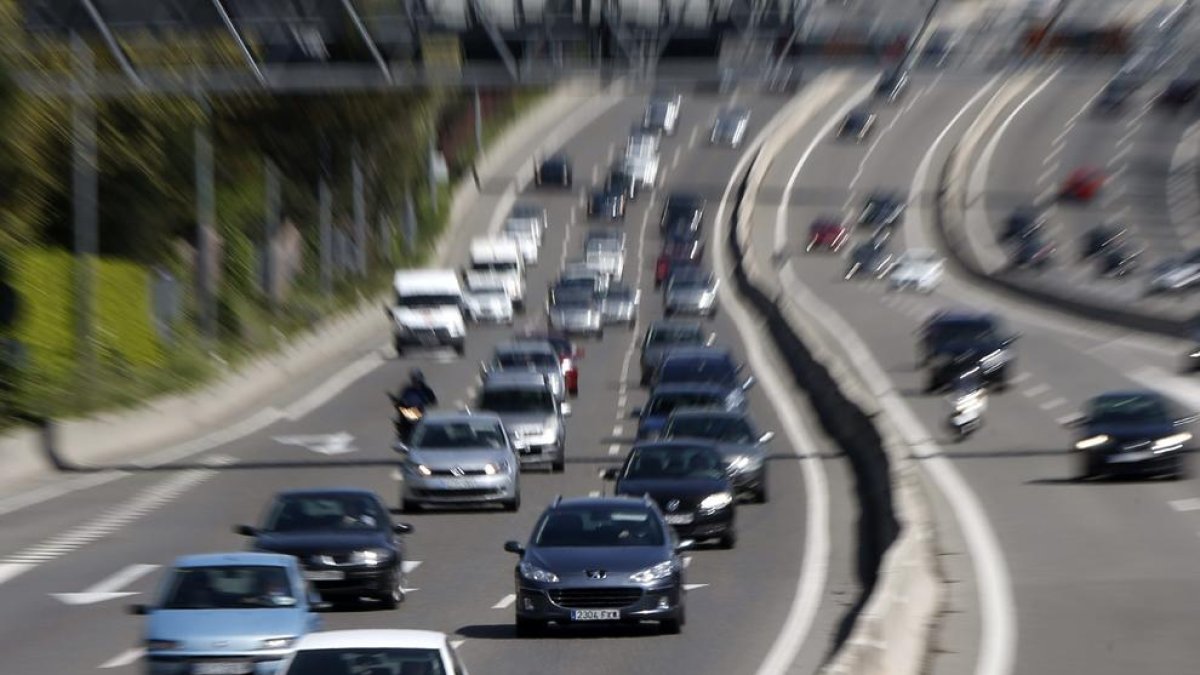 Imatge d'una autovia en plena operació sortida de vacances