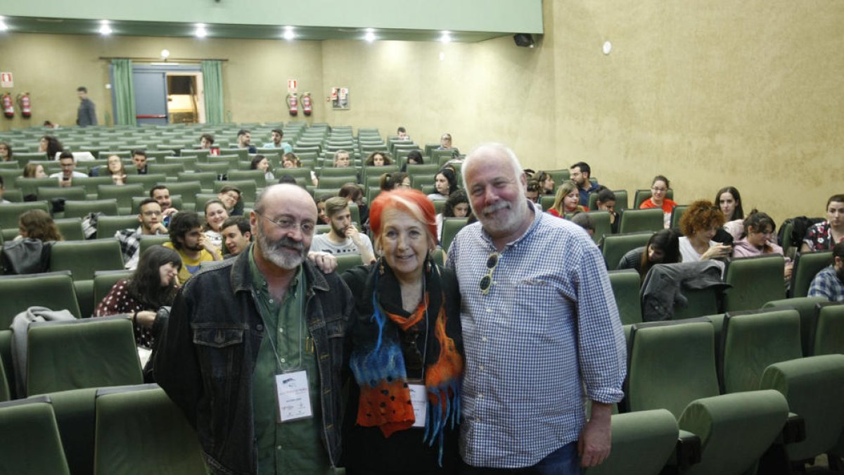 Los periodistas Xavier Giró, Rosa Maria Calaf y Ramón Lobo, ayer antes de participar en el Simposio sobre la libertad de prensa en la UdL. 