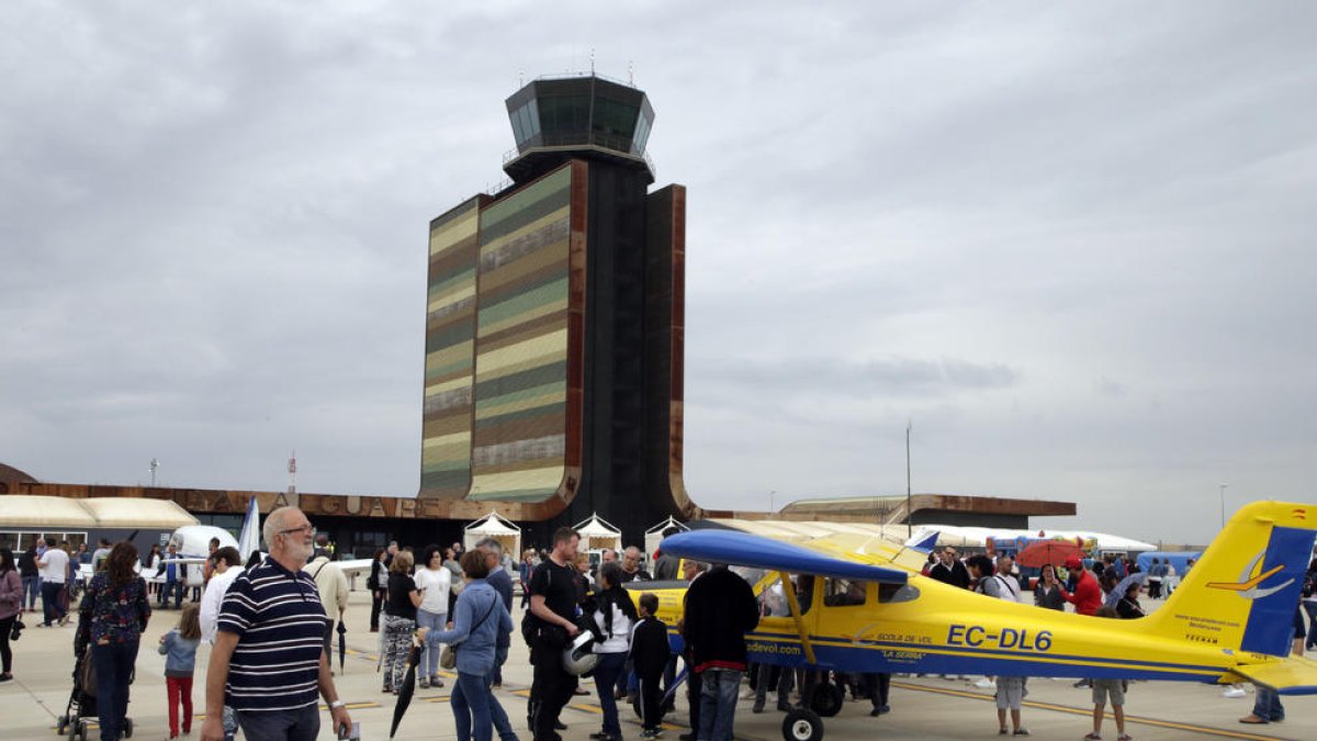 La plataforma del aeropuerto de Lleida-Alguaire se llenó ayer de visitantes en la jornada cumbre del Lleida Air Challenge 2018.