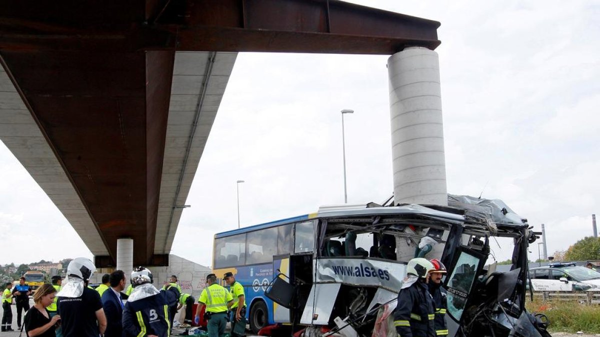 Almenys quatre morts en xocar un autobús amb un pilar a Avilès