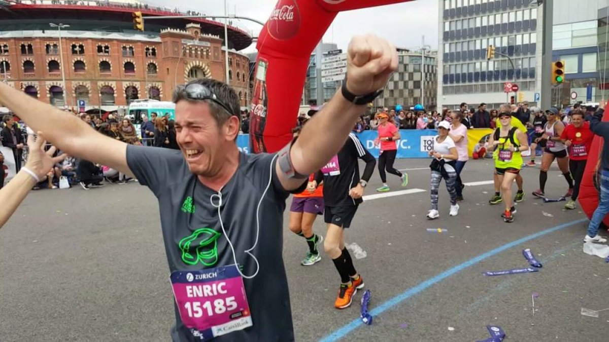Enric, emocionat, el dia en què va finalitzar la seua primera marató, a Barcelona el 2017.