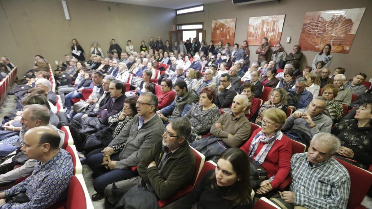 La sala se quedó pequeña para todas las personas que quisieron participar en el acto institucional.