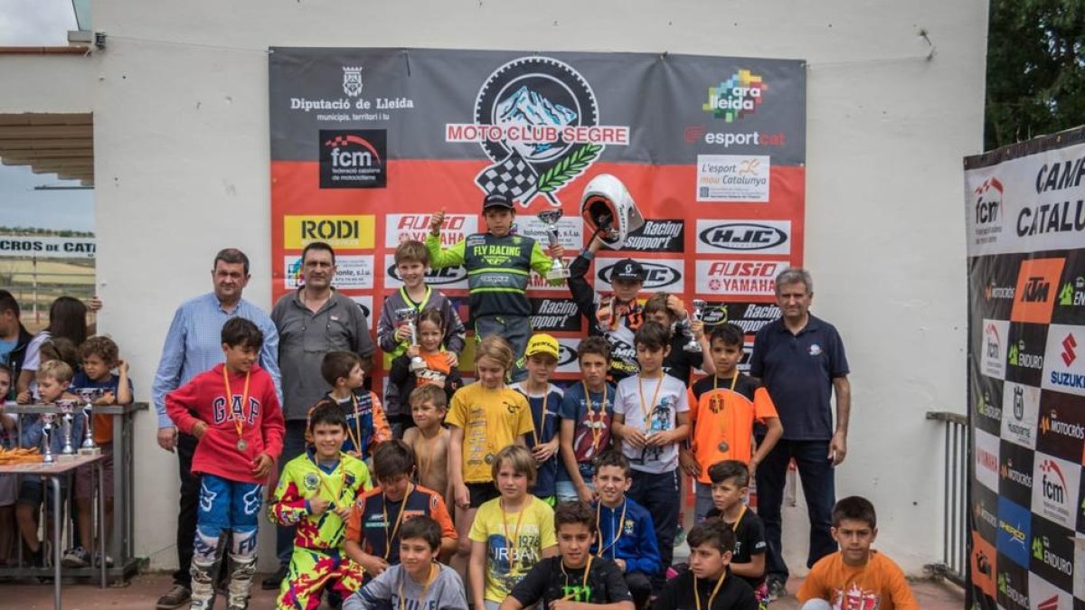 En la imagen, el podio y los participantes en la categoría de MX65.