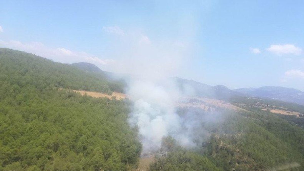 Vista de l’incendi forestal declarat ahir a Lladurs, al Solsonès.