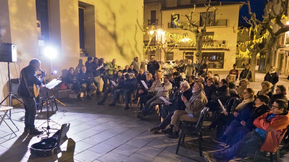 La plaça de l’Ajuntament de Guissona va acollir ahir a la nit el primer recital del cicle ‘Música pel diàleg’.