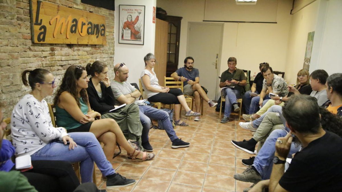 Un instante de la reunión de Marea Groga y miembros de varias Ampas ayer en La Baula.