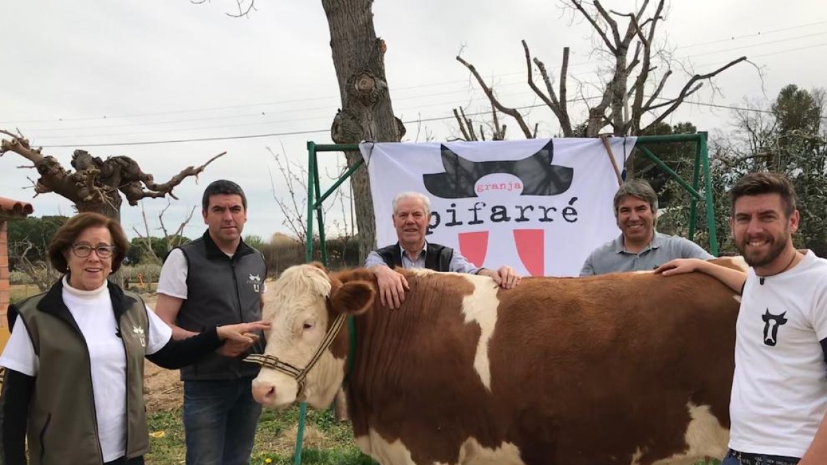 La família Pifarré, a la seua explotació ramadera.