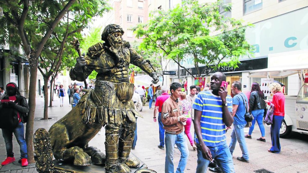 Estatuas humanas el 15 de septiembre -  El Eix Comercial volverá a acoger esculturas vivientes el próximo 15 de septiembre. Se trata de una actividad de dinamización que organiza la federación de comerciantes para animar las ventas. El año pas ...