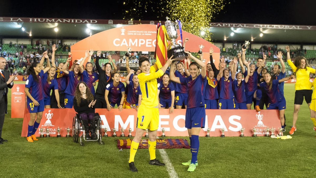 Momento en el que las jugadoras del Barcelona levantan la Copa de la Reina, con Rubiales a la izquierda.