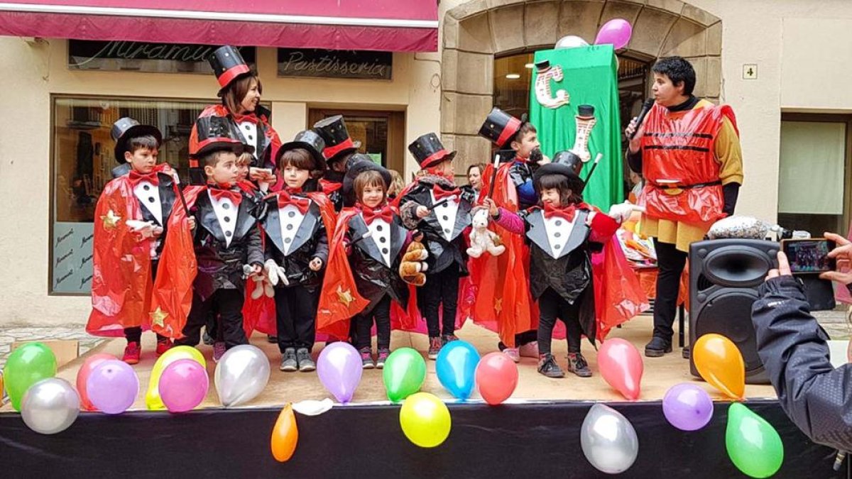 Escolares de Torà disfrazados ayer de magos. 