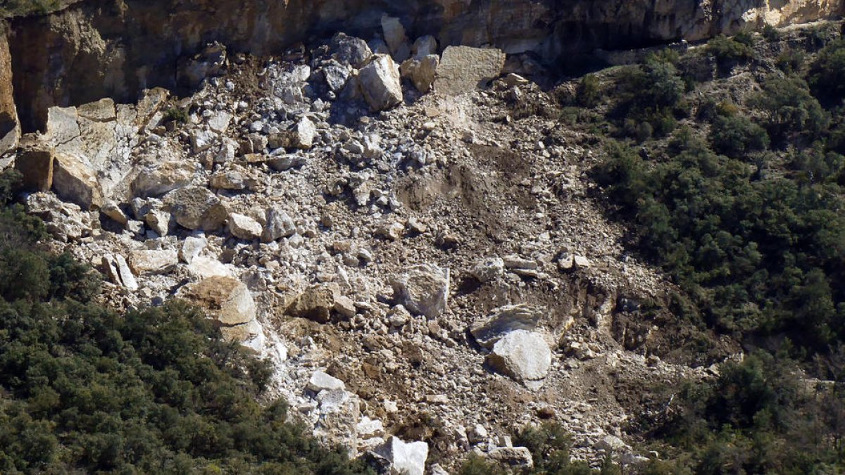 Imatge del despreniment de roques sobre l’LV-9124 a Castell de Mur.